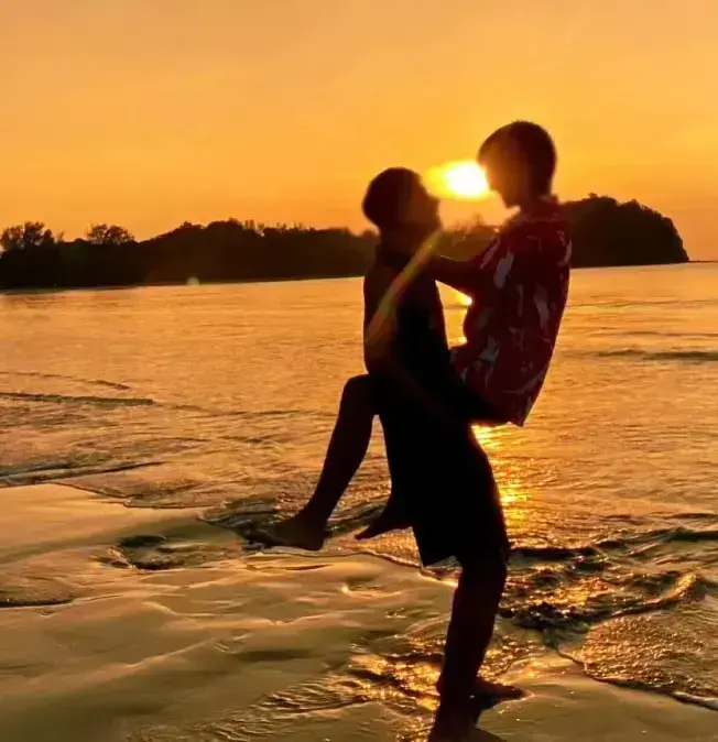 昆廷夫夫作品集免费看完整版全网热议，昆廷夫夫作品集大全终极指南，从地下偶像到风格巅峰，艺术边界再度模糊